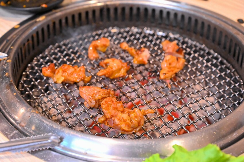 台中市東區 台中燒肉吃到飽竟然有桌邊代烤 嘉義東石牡蠣吃到飽  大塊牛排百種食材無限量供應 愛烤愛對囉台中
