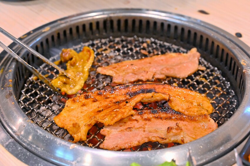 台中市東區 台中燒肉吃到飽竟然有桌邊代烤 嘉義東石牡蠣吃到飽  大塊牛排百種食材無限量供應 愛烤愛對囉台中