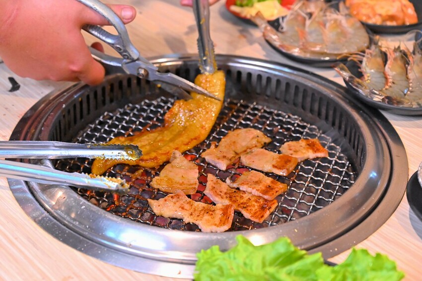台中市東區 台中燒肉吃到飽竟然有桌邊代烤 嘉義東石牡蠣吃到飽  大塊牛排百種食材無限量供應 愛烤愛對囉台中