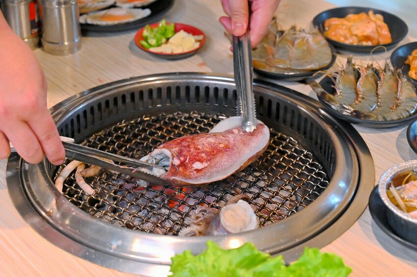 台中市東區 台中燒肉吃到飽竟然有桌邊代烤 嘉義東石牡蠣吃到飽  大塊牛排百種食材無限量供應 愛烤愛對囉台中