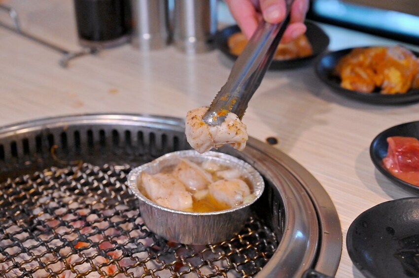 台中市東區 台中燒肉吃到飽竟然有桌邊代烤 嘉義東石牡蠣吃到飽  大塊牛排百種食材無限量供應 愛烤愛對囉台中