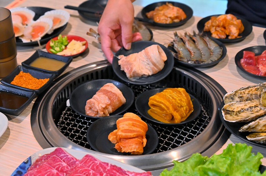 台中市東區 台中燒肉吃到飽竟然有桌邊代烤 嘉義東石牡蠣吃到飽  大塊牛排百種食材無限量供應 愛烤愛對囉台中