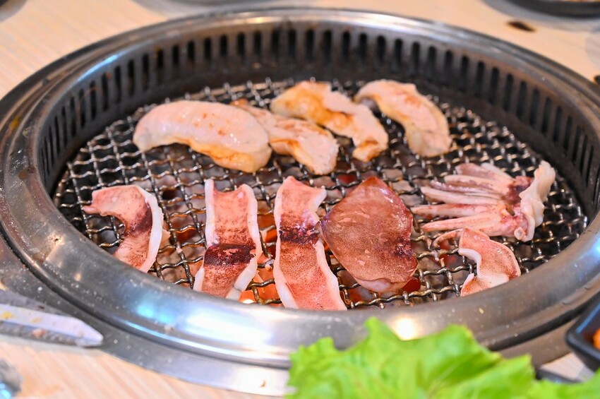 台中市東區 台中燒肉吃到飽竟然有桌邊代烤 嘉義東石牡蠣吃到飽  大塊牛排百種食材無限量供應 愛烤愛對囉台中