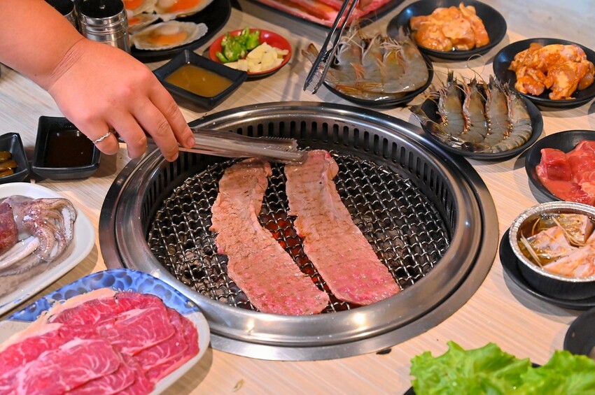 台中市東區 台中燒肉吃到飽竟然有桌邊代烤 嘉義東石牡蠣吃到飽  大塊牛排百種食材無限量供應 愛烤愛對囉台中