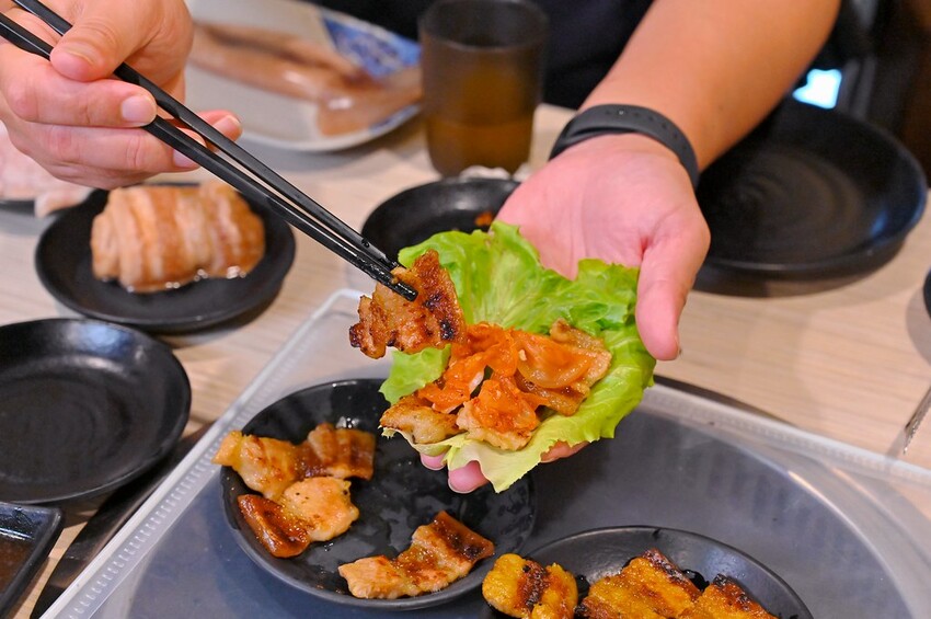 台中市東區 台中燒肉吃到飽竟然有桌邊代烤 嘉義東石牡蠣吃到飽  大塊牛排百種食材無限量供應 愛烤愛對囉台中