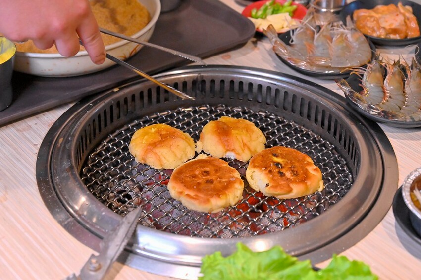 台中市東區 台中燒肉吃到飽竟然有桌邊代烤 嘉義東石牡蠣吃到飽  大塊牛排百種食材無限量供應 愛烤愛對囉台中