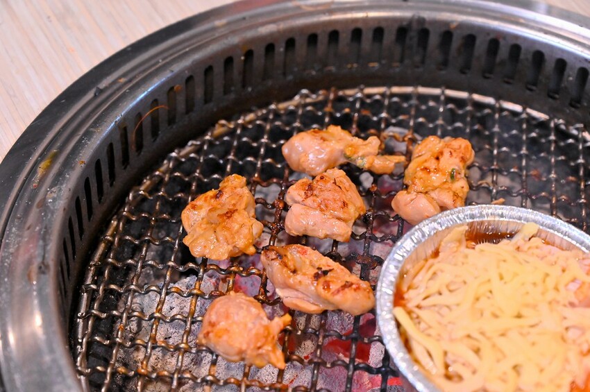 台中市東區 台中燒肉吃到飽竟然有桌邊代烤 嘉義東石牡蠣吃到飽  大塊牛排百種食材無限量供應 愛烤愛對囉台中