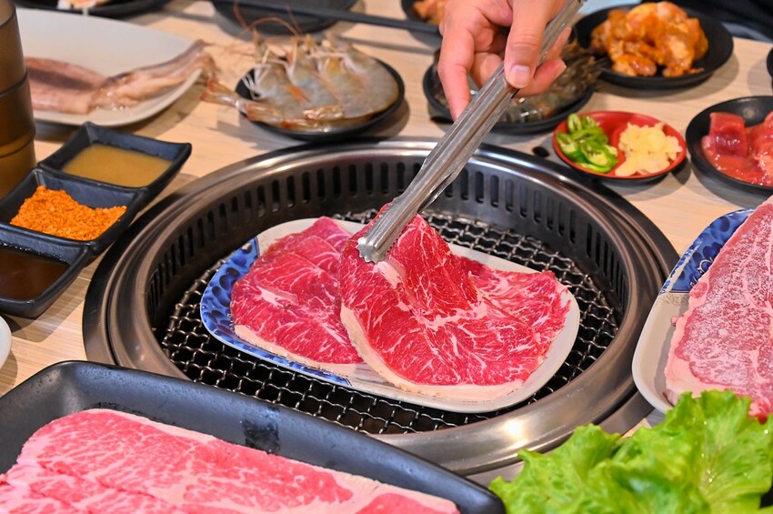 台中市東區 台中燒肉吃到飽竟然有桌邊代烤 嘉義東石牡蠣吃到飽  大塊牛排百種食材無限量供應 愛烤愛對囉台中