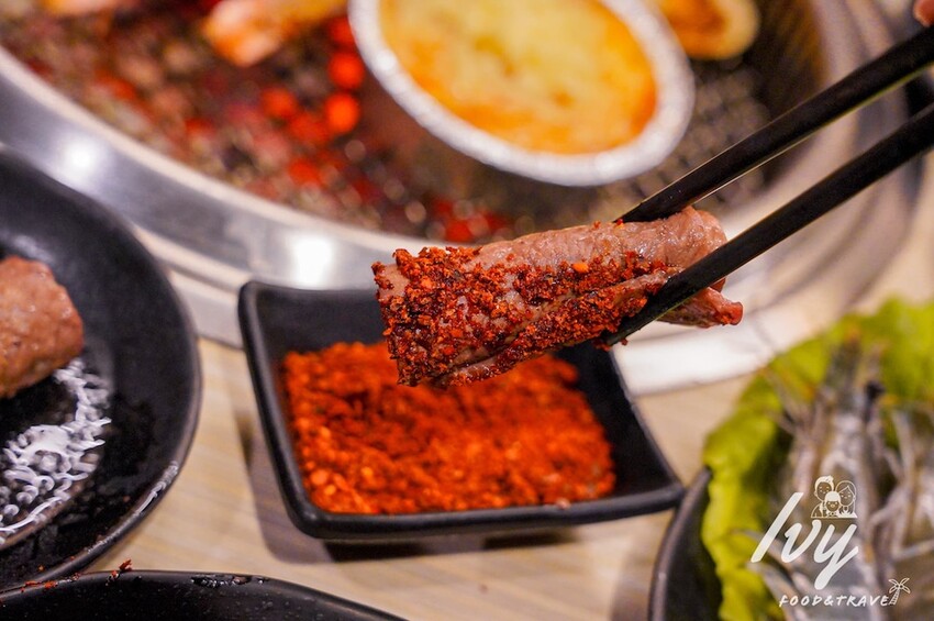 愛烤愛對囉台中店 |台中燒烤吃到飽推薦，全新菜單多達100種菜色，吃的到日韓式口味、軟絲、比臉大牛排 - 艾薇覓食趣