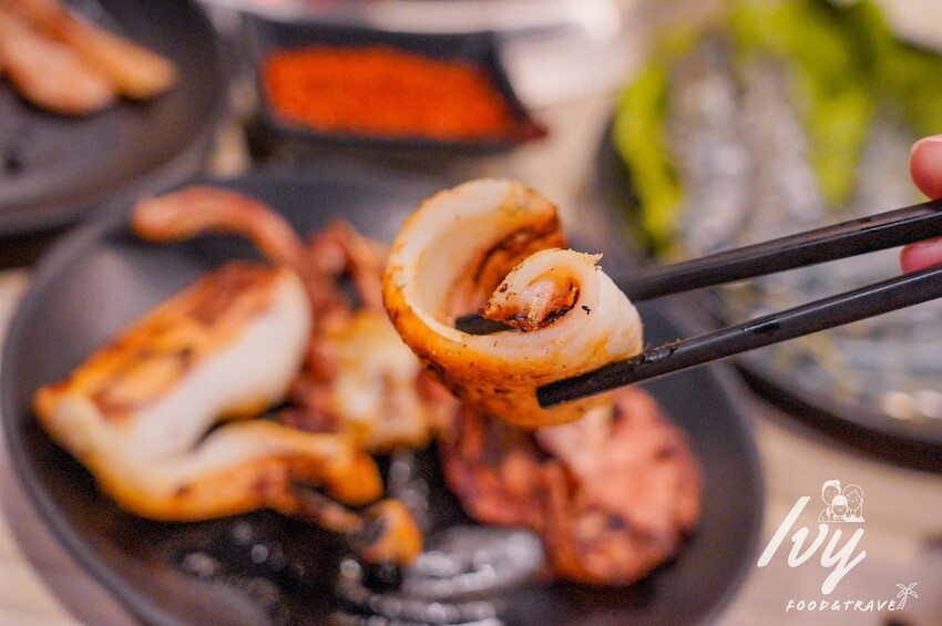 愛烤愛對囉台中店 |台中燒烤吃到飽推薦，全新菜單多達100種菜色，吃的到日韓式口味、軟絲、比臉大牛排 - 艾薇覓食趣