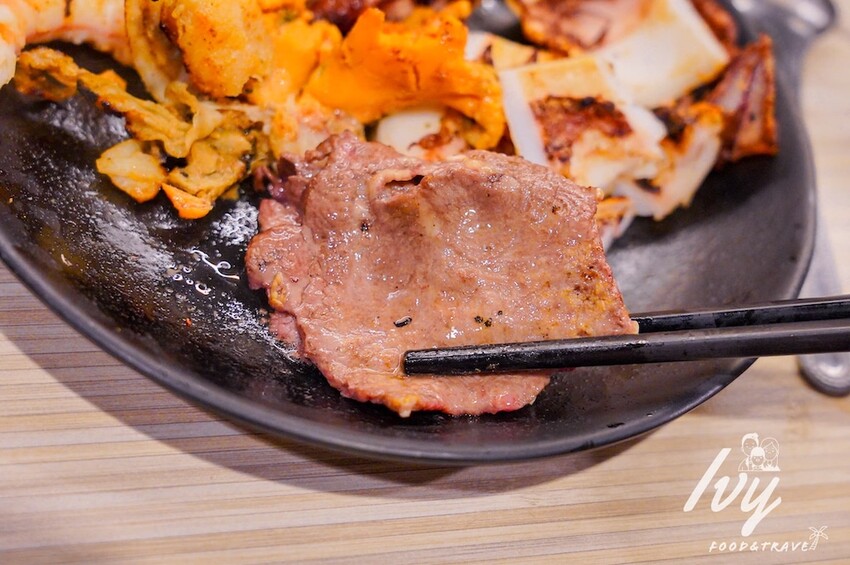 愛烤愛對囉台中店 |台中燒烤吃到飽推薦，全新菜單多達100種菜色，吃的到日韓式口味、軟絲、比臉大牛排 - 艾薇覓食趣