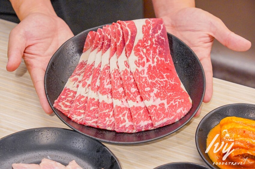 愛烤愛對囉台中店 |台中燒烤吃到飽推薦，全新菜單多達100種菜色，吃的到日韓式口味、軟絲、比臉大牛排 - 艾薇覓食趣