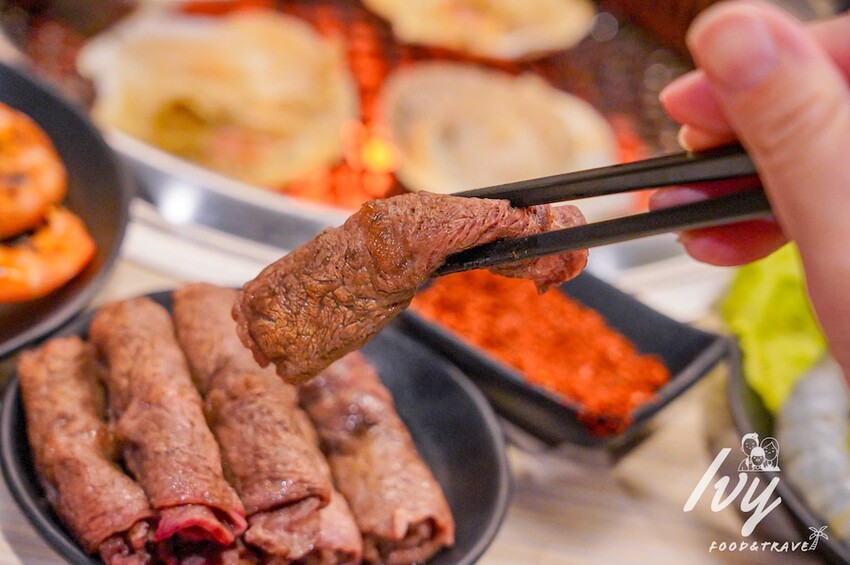 愛烤愛對囉台中店 |台中燒烤吃到飽推薦，全新菜單多達100種菜色，吃的到日韓式口味、軟絲、比臉大牛排 - 艾薇覓食趣