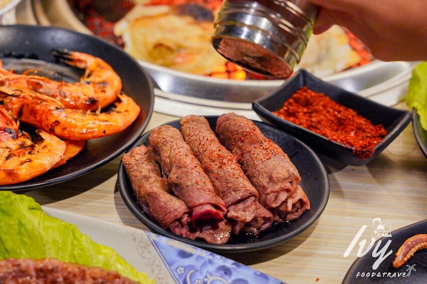 愛烤愛對囉台中店 |台中燒烤吃到飽推薦，全新菜單多達100種菜色，吃的到日韓式口味、軟絲、比臉大牛排 - 艾薇覓食趣