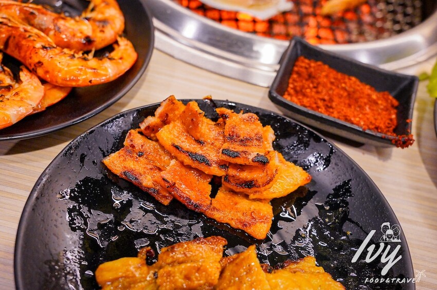 愛烤愛對囉台中店 |台中燒烤吃到飽推薦，全新菜單多達100種菜色，吃的到日韓式口味、軟絲、比臉大牛排 - 艾薇覓食趣