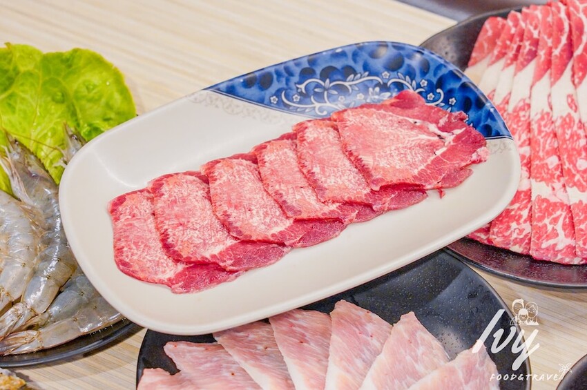 愛烤愛對囉台中店 |台中燒烤吃到飽推薦，全新菜單多達100種菜色，吃的到日韓式口味、軟絲、比臉大牛排 - 艾薇覓食趣