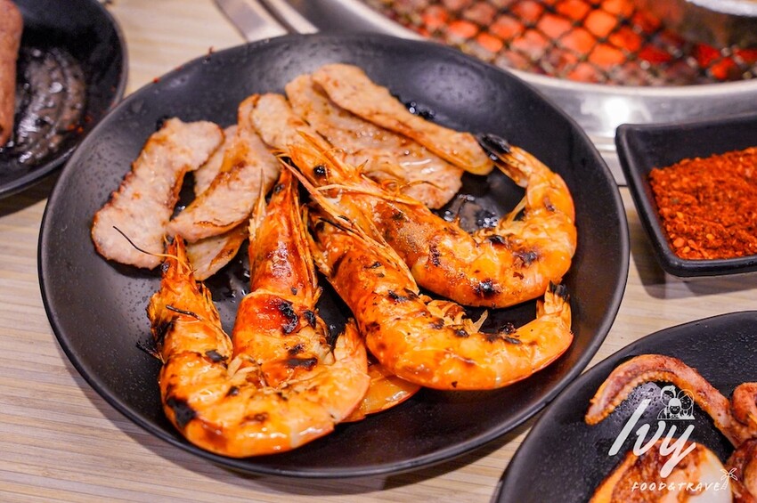 愛烤愛對囉台中店 |台中燒烤吃到飽推薦，全新菜單多達100種菜色，吃的到日韓式口味、軟絲、比臉大牛排 - 艾薇覓食趣