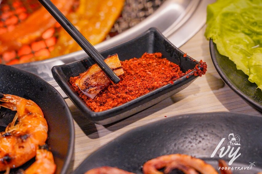 愛烤愛對囉台中店 |台中燒烤吃到飽推薦，全新菜單多達100種菜色，吃的到日韓式口味、軟絲、比臉大牛排 - 艾薇覓食趣