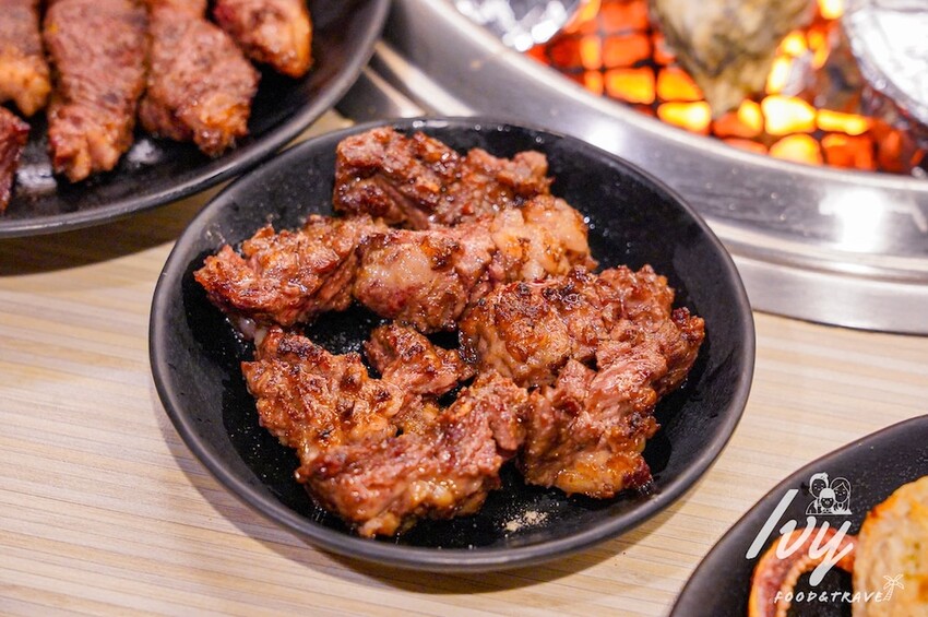 愛烤愛對囉台中店 |台中燒烤吃到飽推薦，全新菜單多達100種菜色，吃的到日韓式口味、軟絲、比臉大牛排 - 艾薇覓食趣