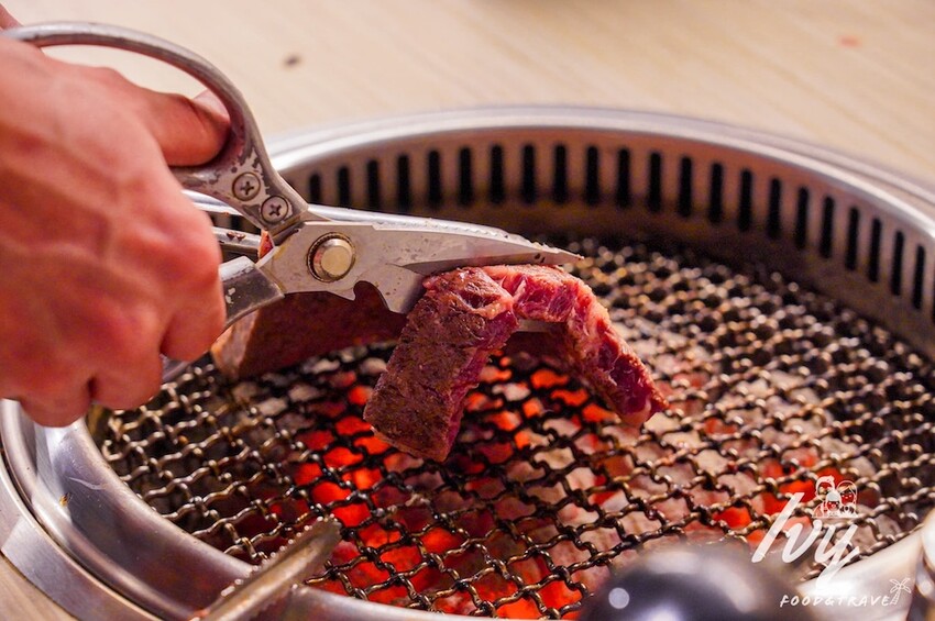 愛烤愛對囉台中店 |台中燒烤吃到飽推薦，全新菜單多達100種菜色，吃的到日韓式口味、軟絲、比臉大牛排 - 艾薇覓食趣