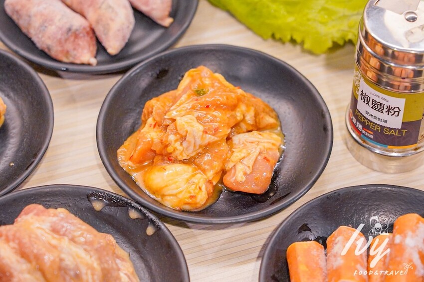 愛烤愛對囉台中店 |台中燒烤吃到飽推薦，全新菜單多達100種菜色，吃的到日韓式口味、軟絲、比臉大牛排 - 艾薇覓食趣