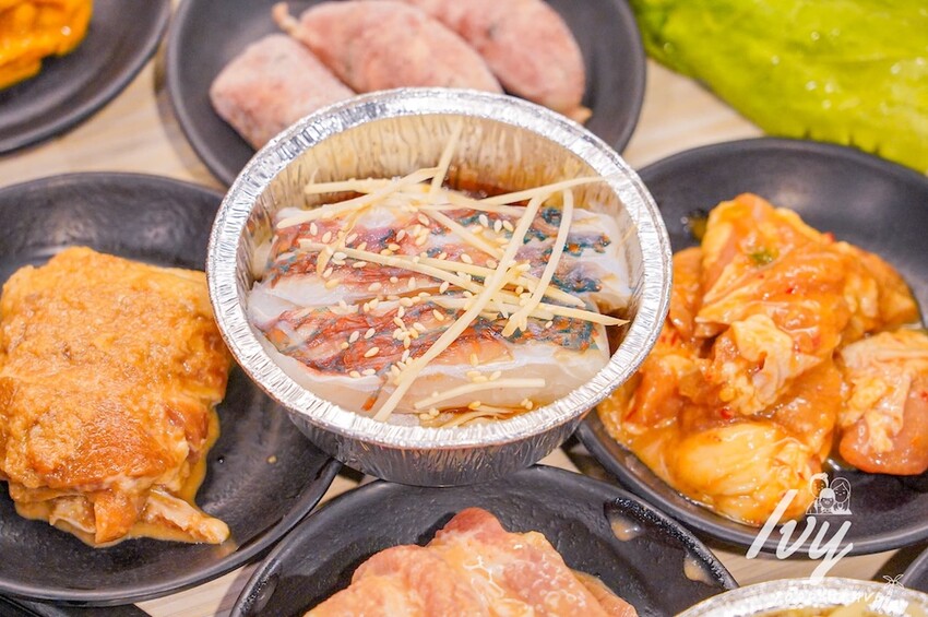 愛烤愛對囉台中店 |台中燒烤吃到飽推薦，全新菜單多達100種菜色，吃的到日韓式口味、軟絲、比臉大牛排 - 艾薇覓食趣