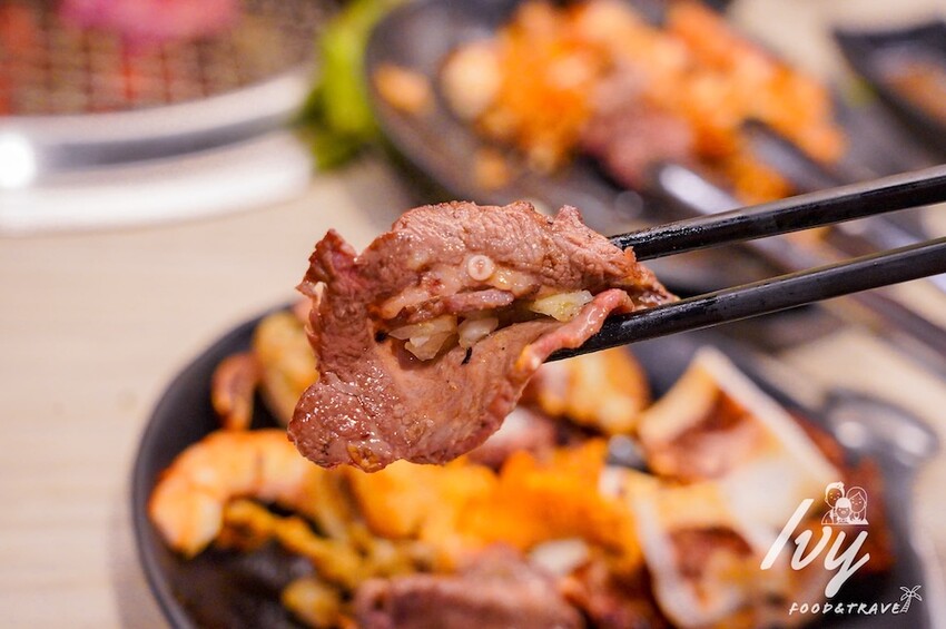 愛烤愛對囉台中店 |台中燒烤吃到飽推薦，全新菜單多達100種菜色，吃的到日韓式口味、軟絲、比臉大牛排 - 艾薇覓食趣