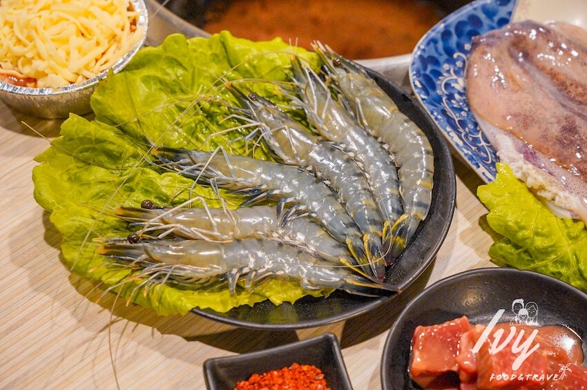 愛烤愛對囉台中店 |台中燒烤吃到飽推薦，全新菜單多達100種菜色，吃的到日韓式口味、軟絲、比臉大牛排 - 艾薇覓食趣