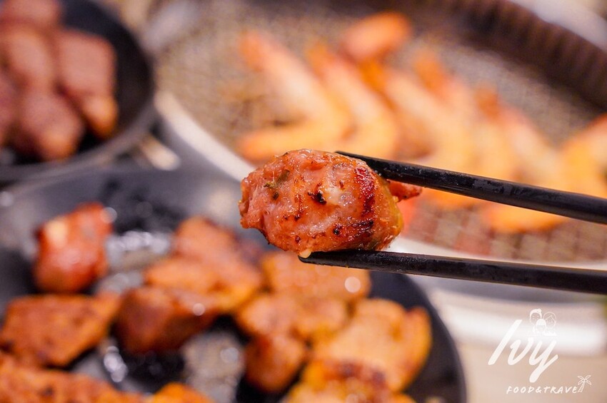 愛烤愛對囉台中店 |台中燒烤吃到飽推薦，全新菜單多達100種菜色，吃的到日韓式口味、軟絲、比臉大牛排 - 艾薇覓食趣