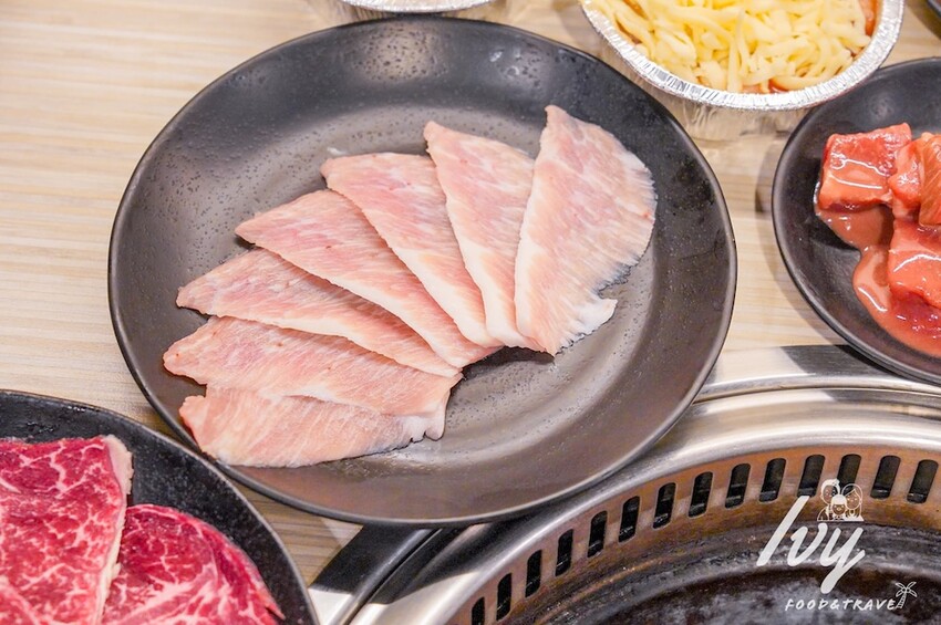 愛烤愛對囉台中店 |台中燒烤吃到飽推薦，全新菜單多達100種菜色，吃的到日韓式口味、軟絲、比臉大牛排 - 艾薇覓食趣