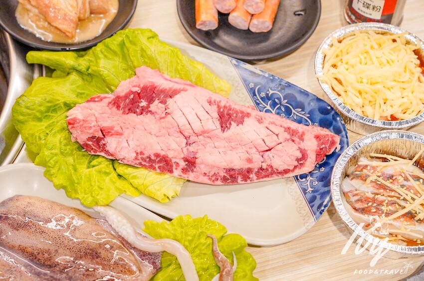 愛烤愛對囉台中店 |台中燒烤吃到飽推薦，全新菜單多達100種菜色，吃的到日韓式口味、軟絲、比臉大牛排 - 艾薇覓食趣