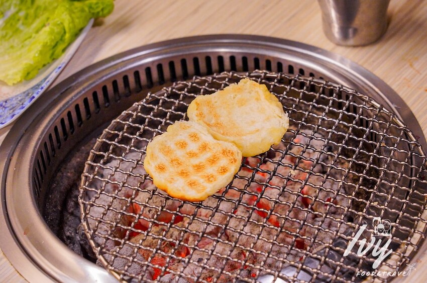 愛烤愛對囉台中店 |台中燒烤吃到飽推薦，全新菜單多達100種菜色，吃的到日韓式口味、軟絲、比臉大牛排 - 艾薇覓食趣