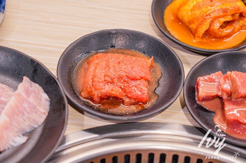 愛烤愛對囉台中店 |台中燒烤吃到飽推薦，全新菜單多達100種菜色，吃的到日韓式口味、軟絲、比臉大牛排 - 艾薇覓食趣