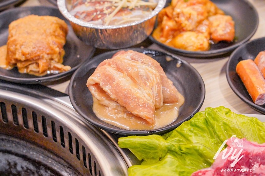 愛烤愛對囉台中店 |台中燒烤吃到飽推薦，全新菜單多達100種菜色，吃的到日韓式口味、軟絲、比臉大牛排 - 艾薇覓食趣