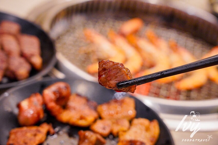 愛烤愛對囉台中店 |台中燒烤吃到飽推薦，全新菜單多達100種菜色，吃的到日韓式口味、軟絲、比臉大牛排 - 艾薇覓食趣