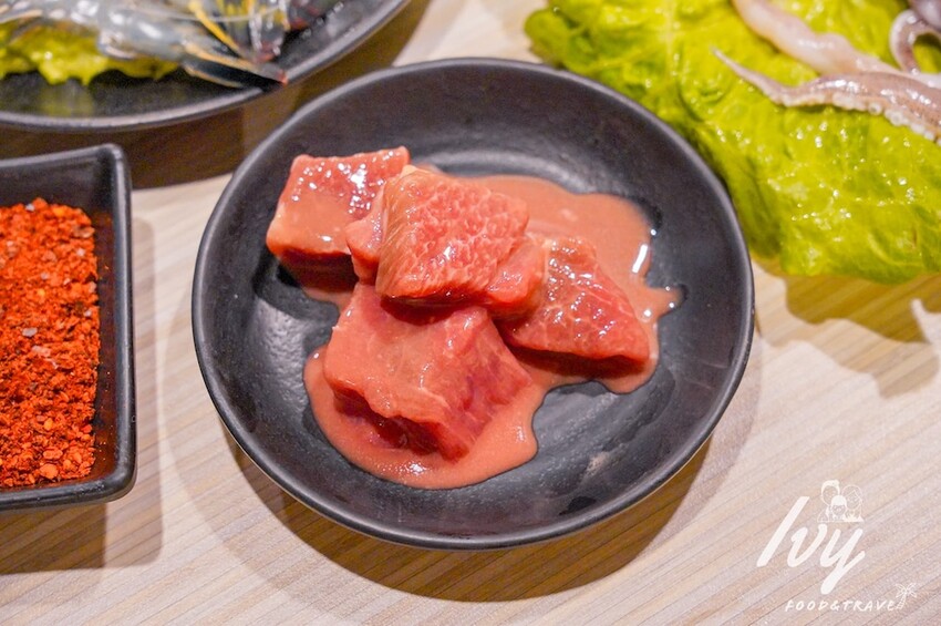 愛烤愛對囉台中店 |台中燒烤吃到飽推薦，全新菜單多達100種菜色，吃的到日韓式口味、軟絲、比臉大牛排 - 艾薇覓食趣