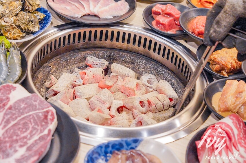 愛烤愛對囉台中店 |台中燒烤吃到飽推薦，全新菜單多達100種菜色，吃的到日韓式口味、軟絲、比臉大牛排 - 艾薇覓食趣