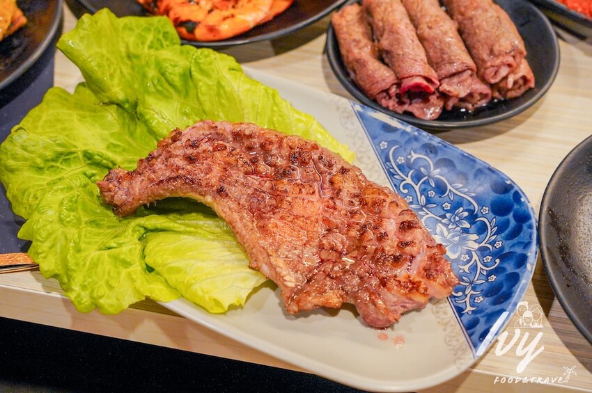 愛烤愛對囉台中店 |台中燒烤吃到飽推薦，全新菜單多達100種菜色，吃的到日韓式口味、軟絲、比臉大牛排 - 艾薇覓食趣