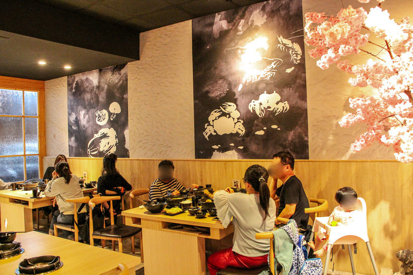 台中太平，小旬湯-樂農鑄鐵鍋(太平店)，商業旬鍋VS美酒蛤蠣鍋，店內環境舒適有質感。 - 微笑Joe幸運