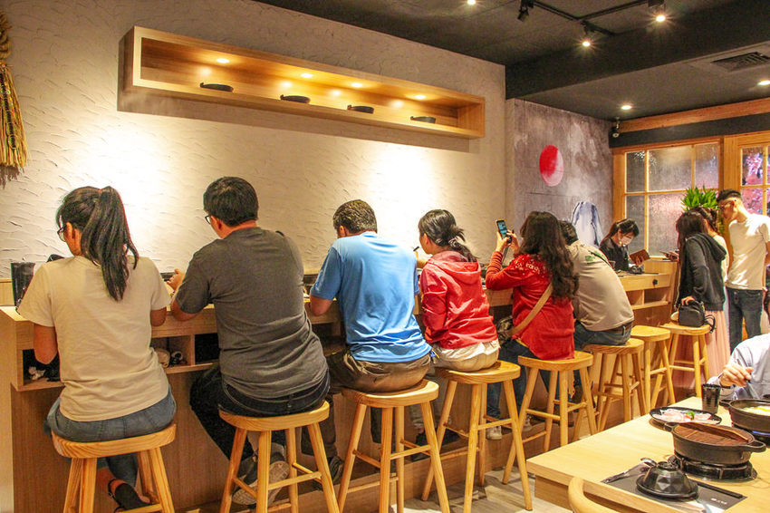 台中太平，小旬湯-樂農鑄鐵鍋(太平店)，商業旬鍋VS美酒蛤蠣鍋，店內環境舒適有質感。 - 微笑Joe幸運