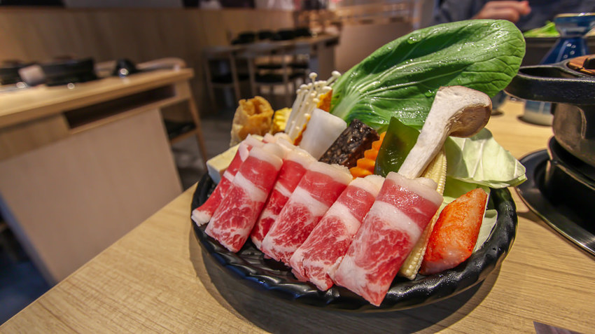 台中太平，小旬湯-樂農鑄鐵鍋(太平店)，商業旬鍋VS美酒蛤蠣鍋，店內環境舒適有質感。 - 微笑Joe幸運