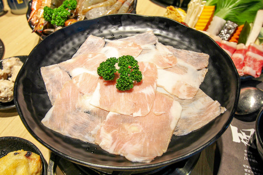 台中太平，小旬湯-樂農鑄鐵鍋(太平店)，商業旬鍋VS美酒蛤蠣鍋，店內環境舒適有質感。 - 微笑Joe幸運