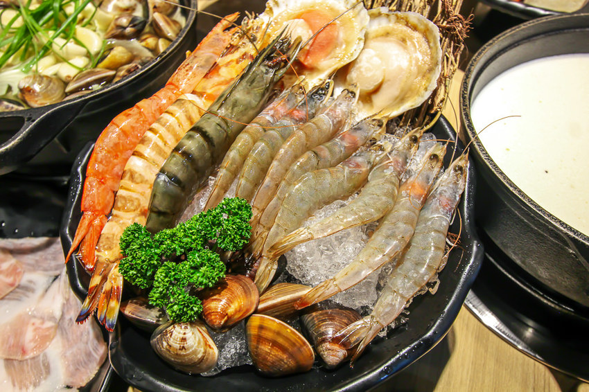 台中太平，小旬湯-樂農鑄鐵鍋(太平店)，商業旬鍋VS美酒蛤蠣鍋，店內環境舒適有質感。 - 微笑Joe幸運