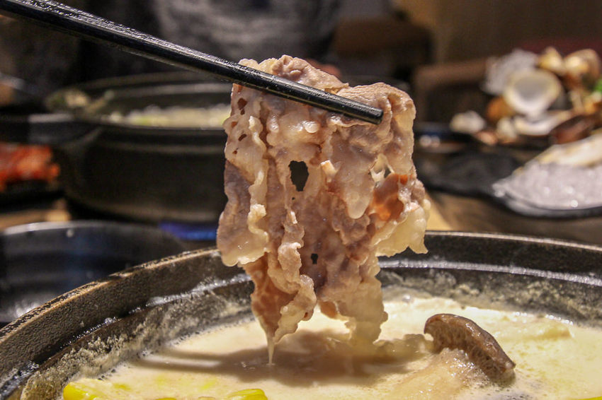 台中太平，小旬湯-樂農鑄鐵鍋(太平店)，商業旬鍋VS美酒蛤蠣鍋，店內環境舒適有質感。 - 微笑Joe幸運