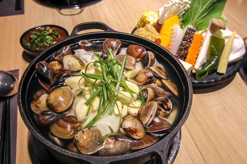 台中太平，小旬湯-樂農鑄鐵鍋(太平店)，商業旬鍋VS美酒蛤蠣鍋，店內環境舒適有質感。 - 微笑Joe幸運