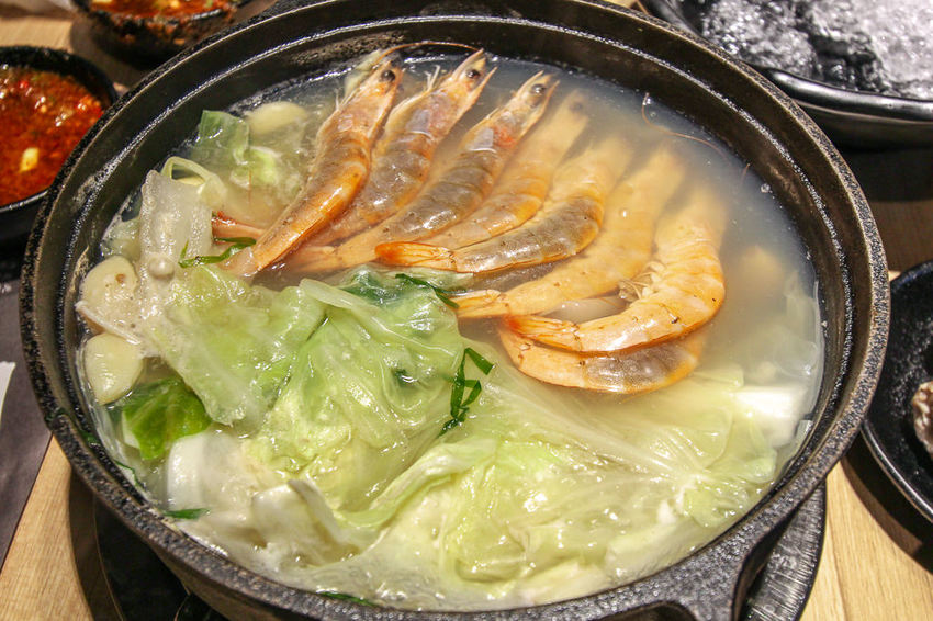 台中太平，小旬湯-樂農鑄鐵鍋(太平店)，商業旬鍋VS美酒蛤蠣鍋，店內環境舒適有質感。 - 微笑Joe幸運