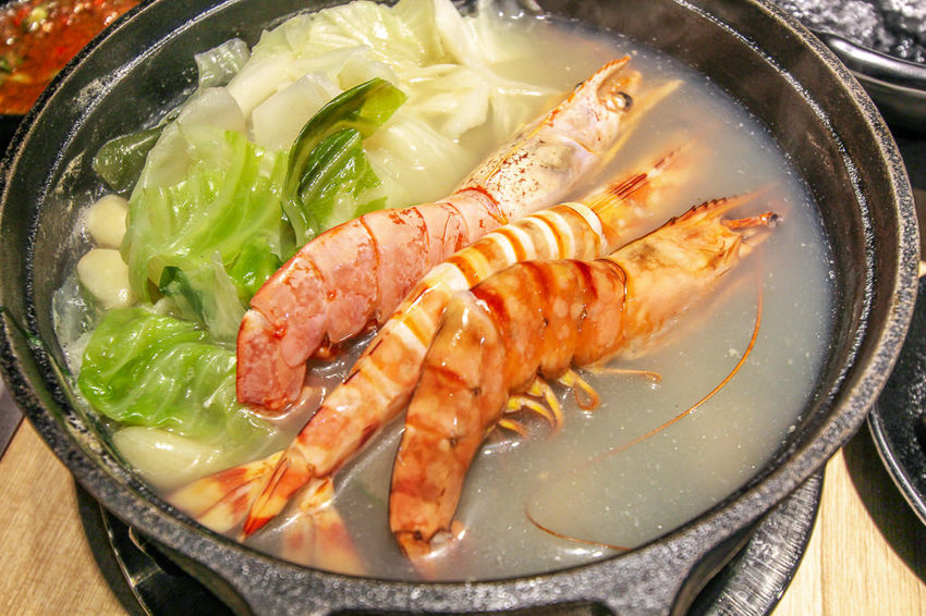 台中太平，小旬湯-樂農鑄鐵鍋(太平店)，商業旬鍋VS美酒蛤蠣鍋，店內環境舒適有質感。 - 微笑Joe幸運