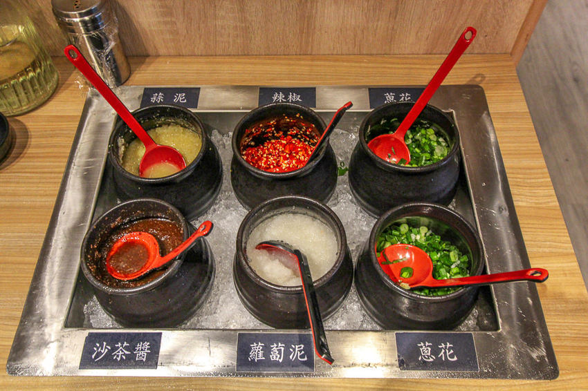 台中太平，小旬湯-樂農鑄鐵鍋(太平店)，商業旬鍋VS美酒蛤蠣鍋，店內環境舒適有質感。 - 微笑Joe幸運