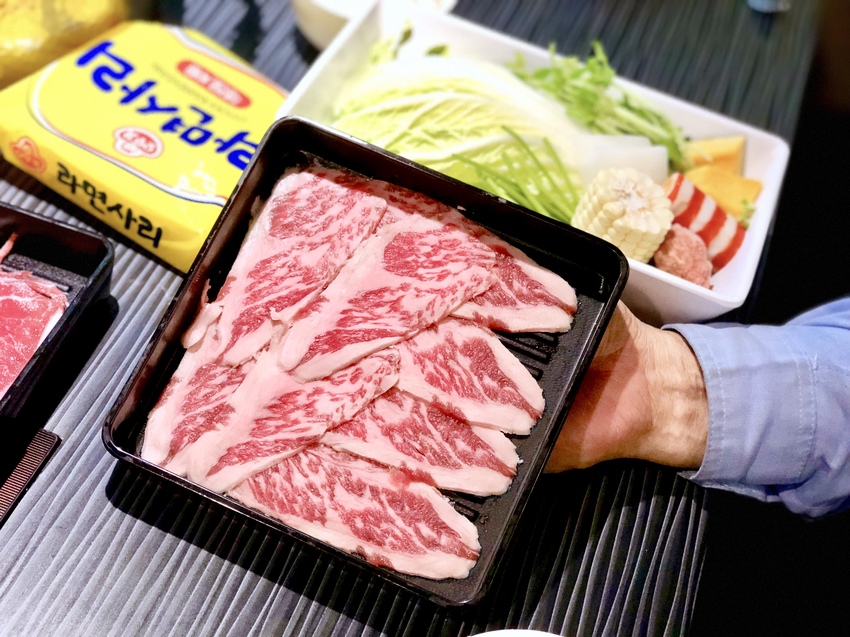 [台北松山]超越水產超市火鍋想吃自己拿肉多多火鍋新品牌 / 活龍蝦588元 / 火鍋蒸籠兩吃法 / 產地直送、平價供應 / 超市火鍋第一品牌