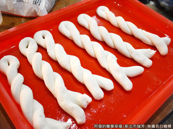 無攤名白糖粿05-捲成麻花捲外觀.JPG